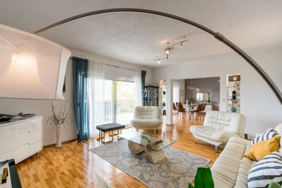 ***Trosoban stan 140m2, dugoročno***