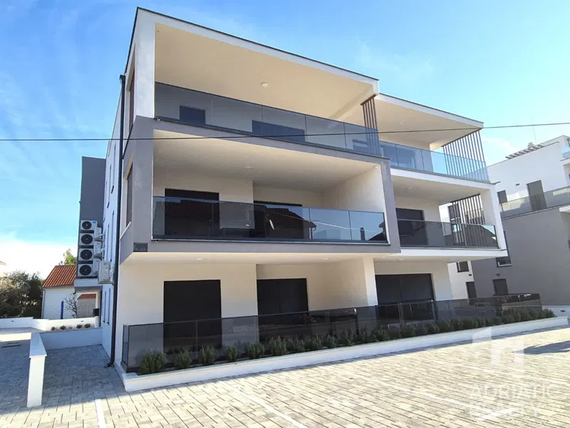 Srima, appartamento di lusso con terrazza sul tetto e vista mare, seconda fila dal mare – 2