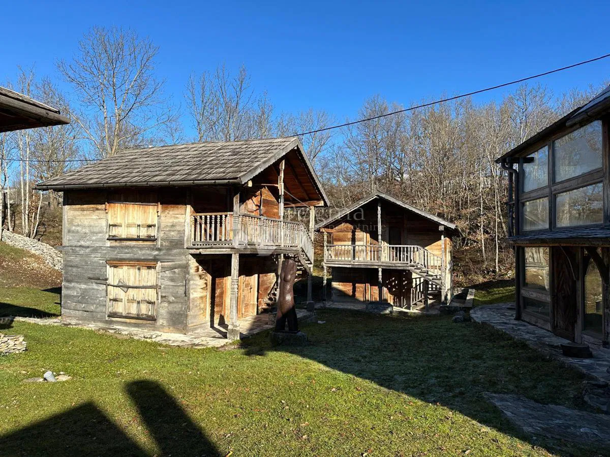 Haus Udbina, 1.000m2
