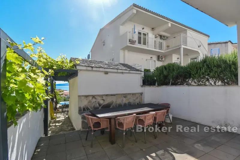 Business apartment house with a beautiful view and close to the sea – 2