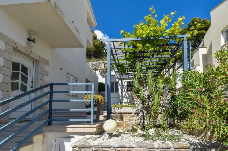 Business apartment house with a beautiful view and close to the sea – 3