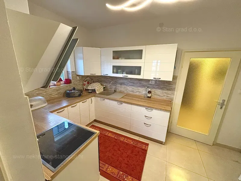 Malinska, casa arredata con 5 appartamenti nelle immediate vicinanze del mare! – 3