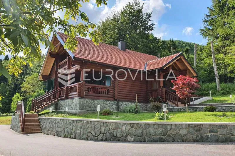 Ravna Gora, Hleveci, šarmantna drvena vila s velikom okućnicom
