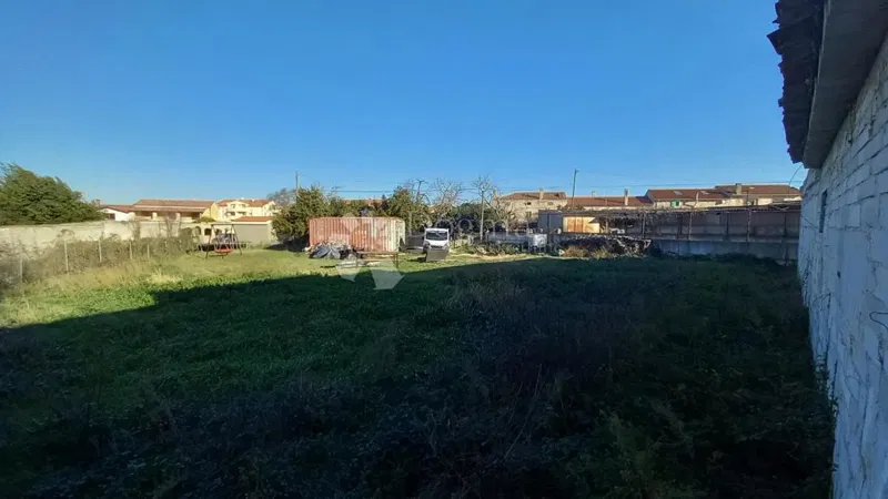 Przestronna działka budowlana z przyłączami w pobliżu wybrzeża – 3