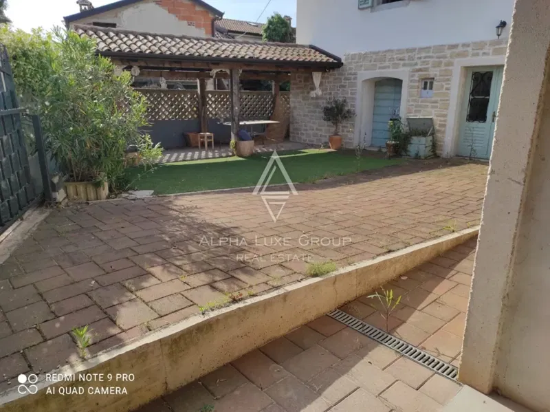 Istria, Poreč – Beautifully renovated stone house with 4 bedrooms for sale – 2