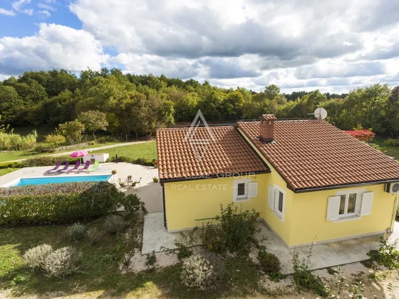 Istria, Žminj, Spacious property with three buildings and investment potential – 3