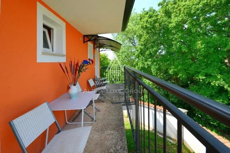 Istria, Poreč: Beautiful house with three residential units for sale – 2