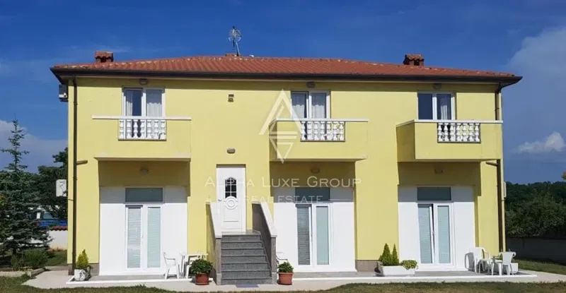 Zona Umag: Opportunità d'investimento primaria con edificio commerciale e casa di appartamenti – 2
