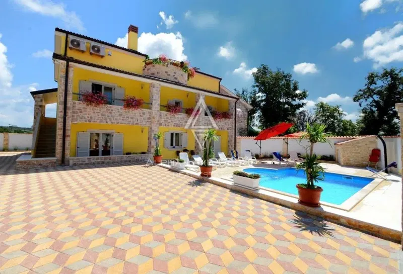Villa with swimming pool in the scenic outskirts of Poreč, Istria – 2