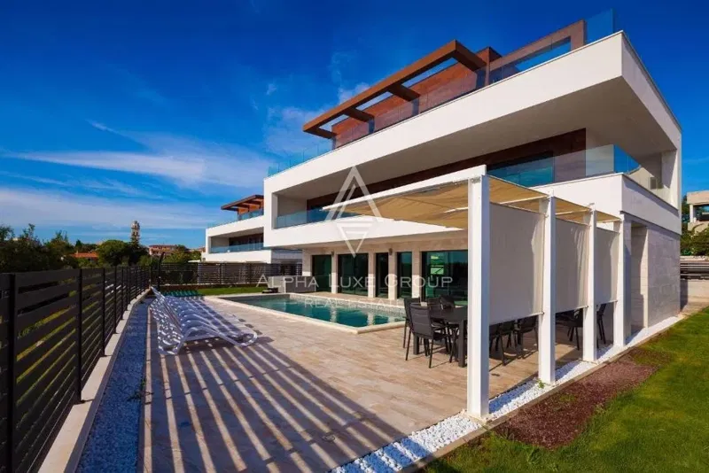 Luxury Seaside Villa in Medulin, Istria: A Fusion of Elegance and Nature – 2