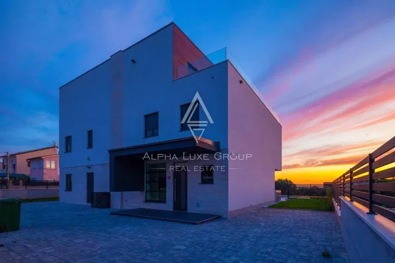Luxury Seaside Villa in Medulin, Istria: A Fusion of Elegance and Nature – 3
