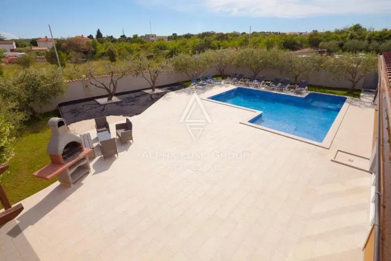 Seaside residence in Banjole, Istria: Spacious home with pool and garage – 2