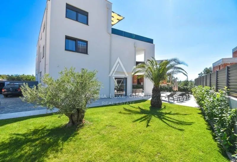Discover a majestic semi-detached villa near Poreč: A stone's throw from the Adriatic Sea – 2