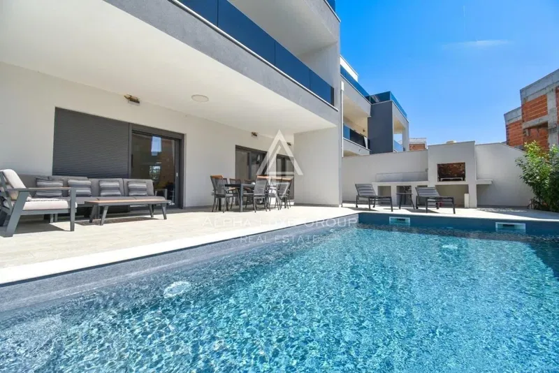 Discover a majestic semi-detached villa near Poreč: A stone's throw from the Adriatic Sea – 3
