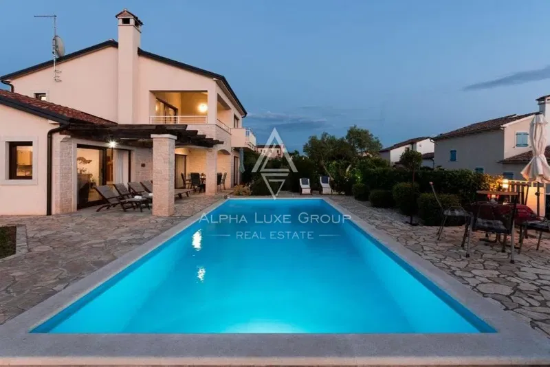 Istria, Višnjan: Panoramic view villa with pool – 2