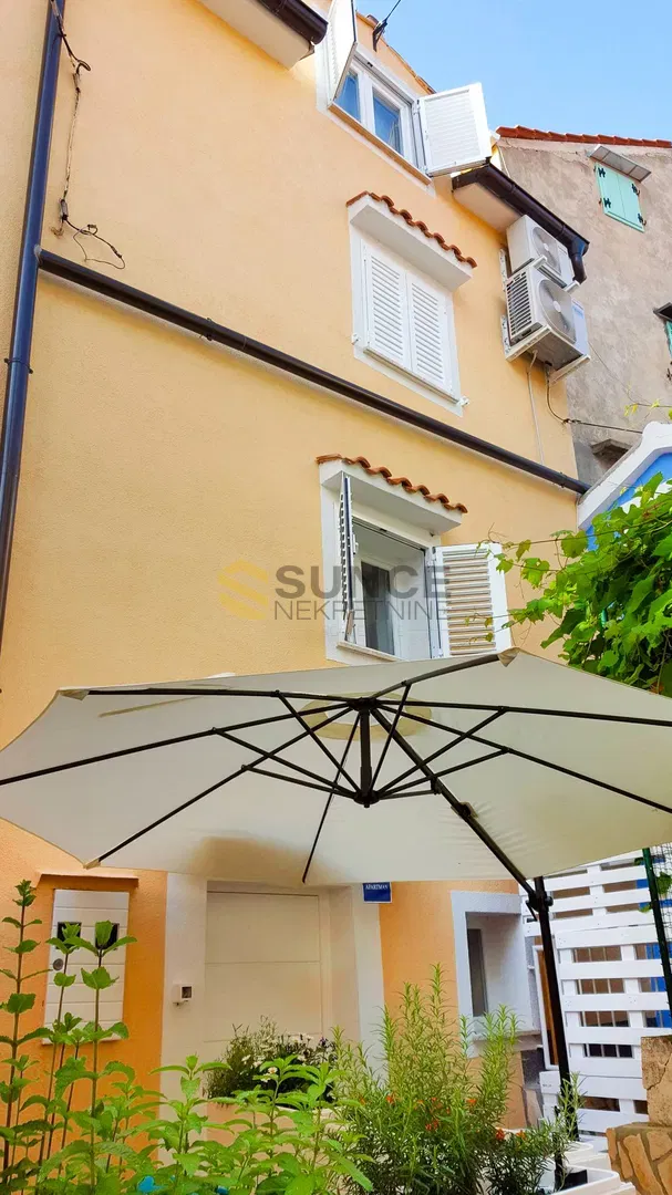 Baška, center, renovated old house with two apartments 80m from the sea! – 2