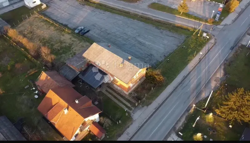 Kuća s pomoćnim objektom, na zemljištu 1100 m2