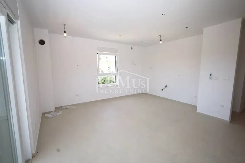 Vodice, 3-bedroom apartment on the 2nd floor, with sea view – 3