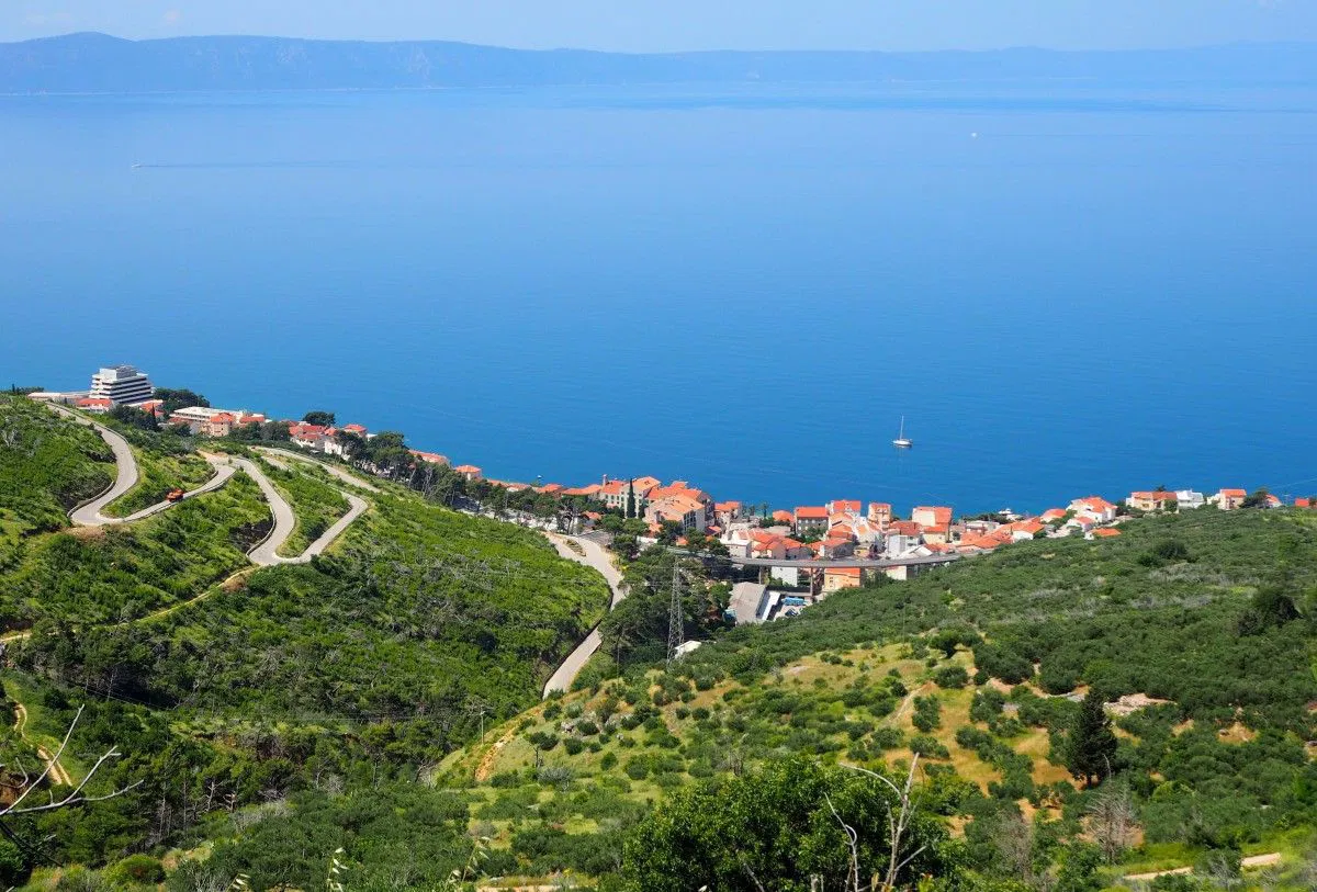 Gornja Podgora, gradevinska parcela sa gradevinskom dozvolom ! !