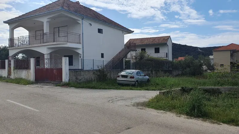 Two houses, plot 918 m², 140 m from the sea.