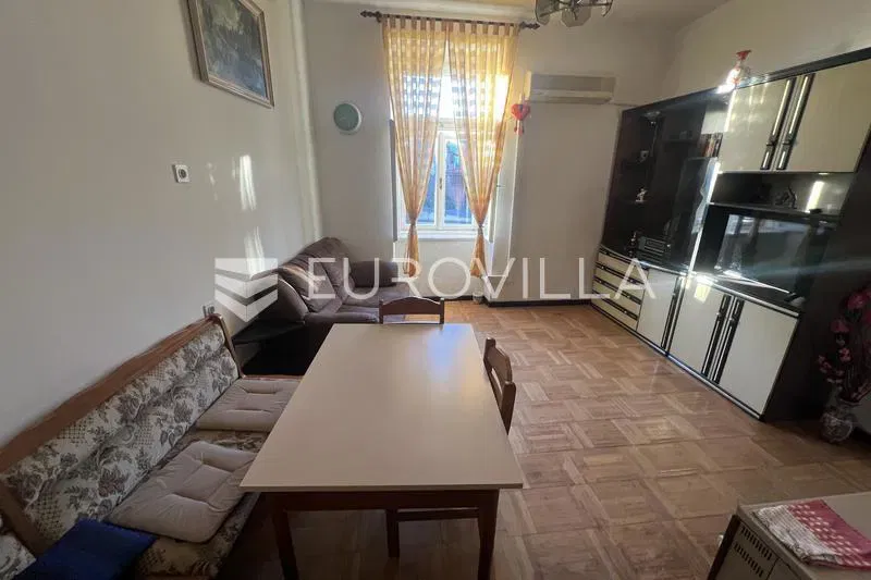 Pula, Kaštanjer apartment in an old building 65 m² – 3