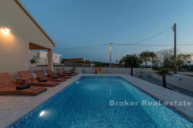 Casa con piscina e vista mare – 3