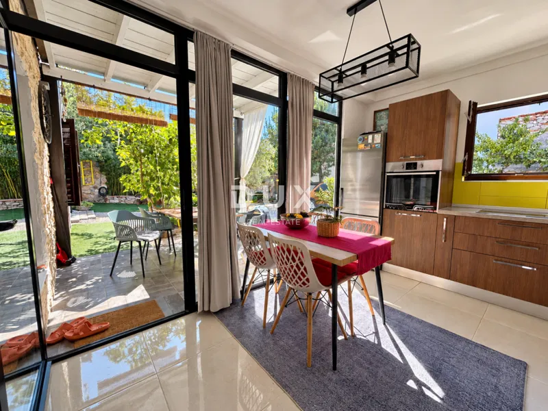 Šibenik, center, house 154 m² with 3 apartments and yard, parking – 2