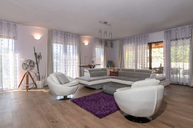 - Stan 240 m2 sa bazenom i garažom, blizina mora - – 2