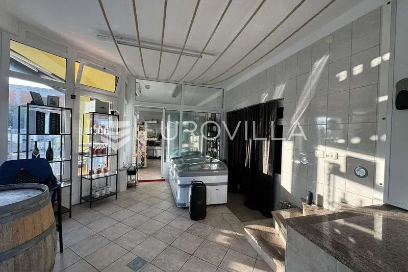 Medulin, office building in a prime location, ready to resume business – 3