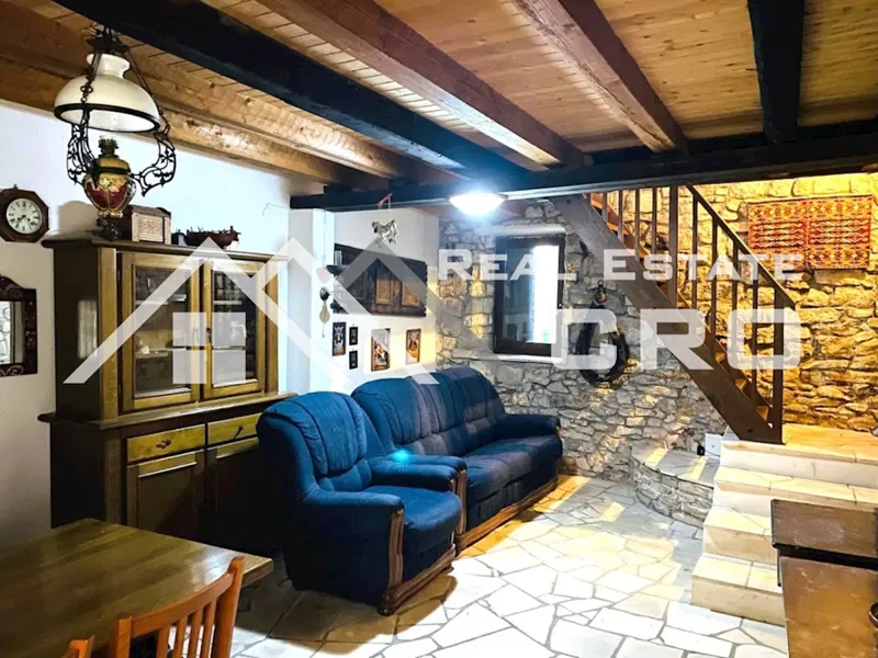 Brac properties – Two stone houses with terraces and an inner courtyard, in the heart of the village, for sale – 3