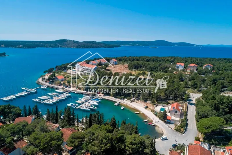 Brač, building plot of 3928 m2 in the first row to the sea! – 2