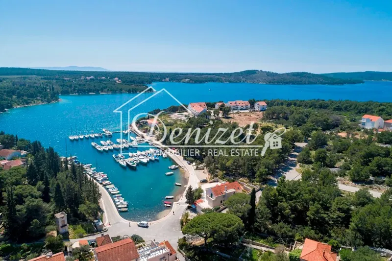 Brač, building plot of 3928 m2 in the first row to the sea! – 3
