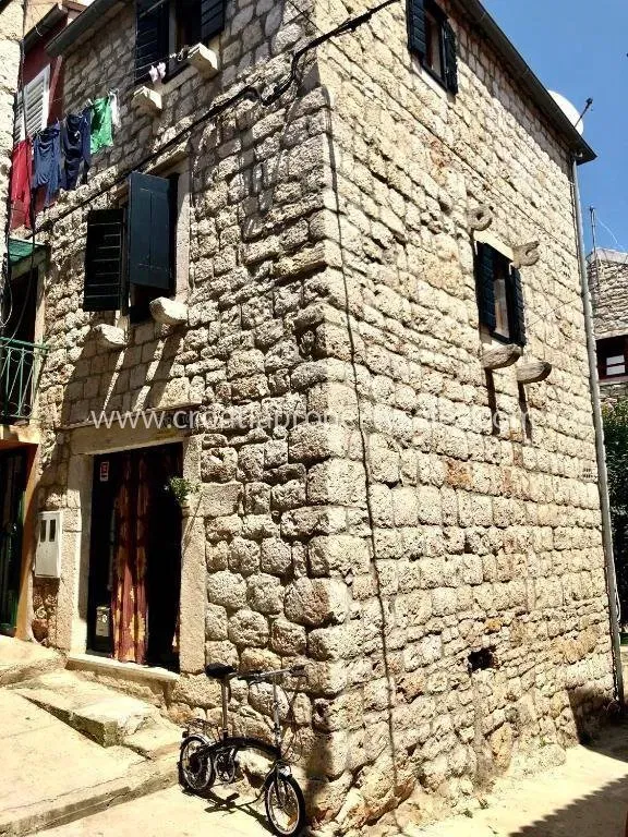 Vis, old stone house for sale, 215.000 € – 3