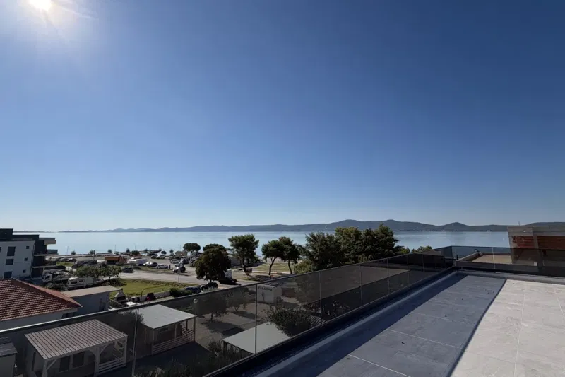 Spazioso attico con vista sul mare – 2