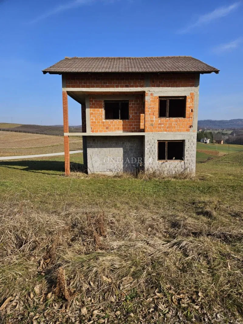 SAMOSTOJEĆA KUĆA SA VELIKIM ZEMLJIŠTEM!! – 2