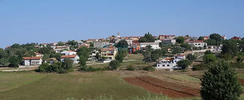 BRTONIGLA NOVA VAS GRAĐEVINSKO ZEMLJIŠTE SA GRAĐEVINSKOM DOZVOLOM