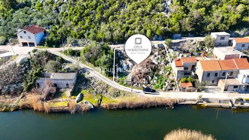 LUCINA, SLIVNO - gradevinsko zemljiste 450 m2 s projektom 1 km od mora (Video)