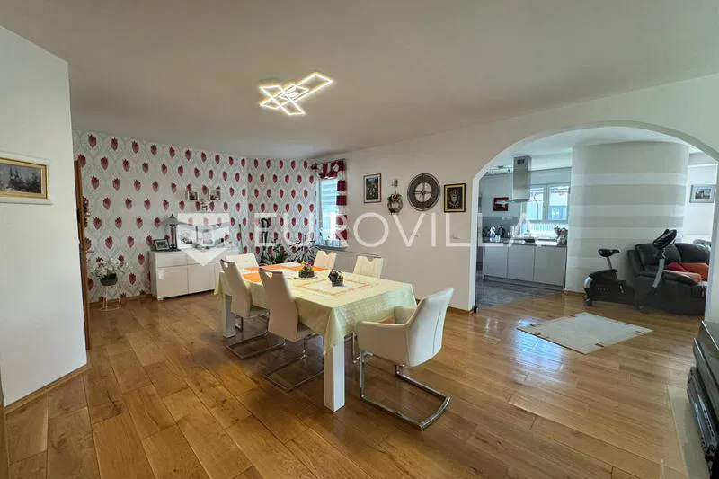 Đakovo, vrhunska prizemnica, elegancija i prostranost na 267 m²