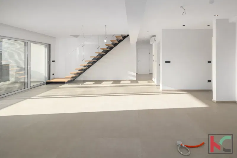 Rovigno, appartamento su due piani, 171 m2 in una nuova costruzione, 4 camere da letto + soggiorno con due posti auto in garage, # in vendita – 2