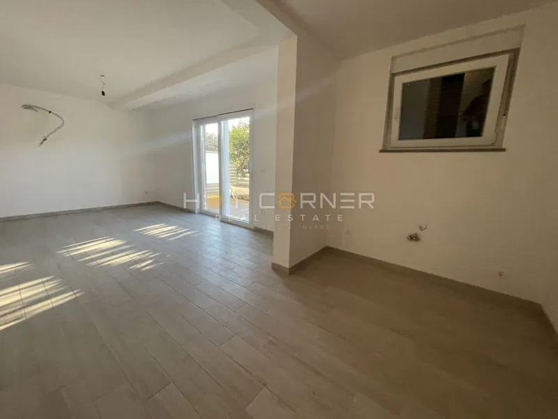 Medulin, TOP lokacija, 2 stana u prizemlju 50m od mora, etažiran – 2