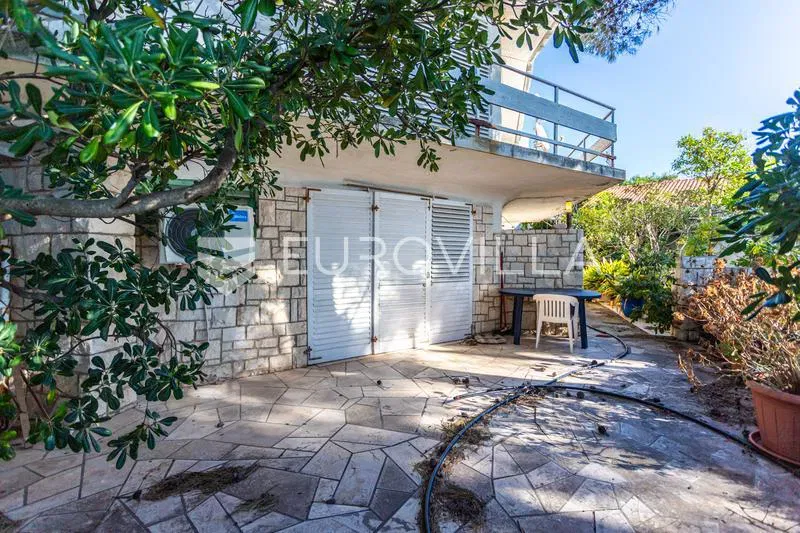 Brač, Sumartin, house in the first row to the sea, with an area of 95m2, on a plot of land of 13... – 2