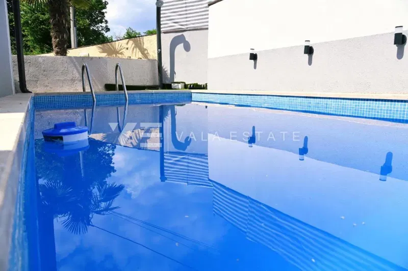 DETACHED HOUSE WITH POOL IN A QUIET LOCATION – 3