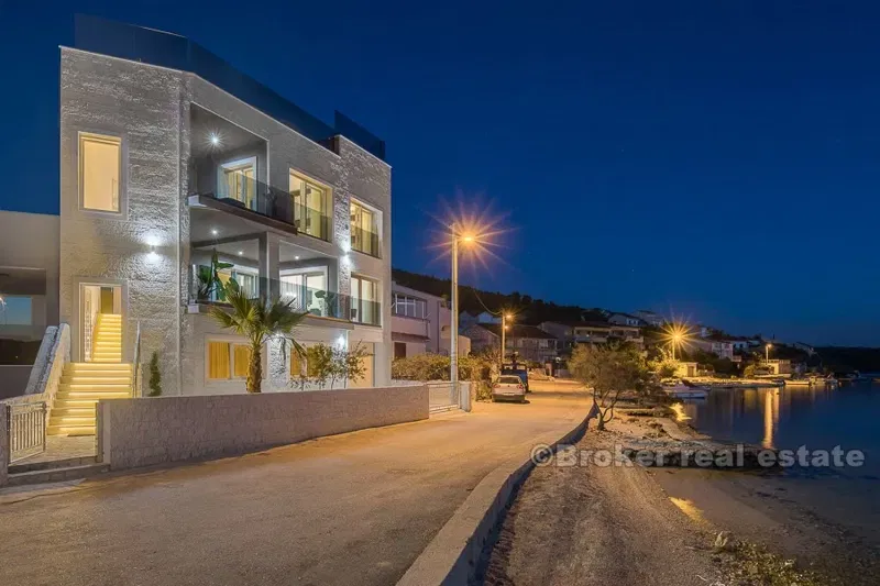 Elegante villa di nuova costruzione, in prima fila al mare – 2