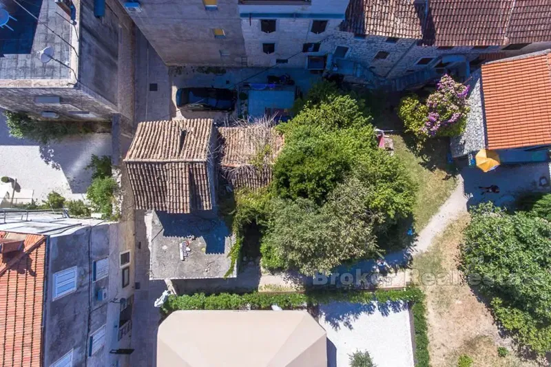 Stone house in old center, for complete renovation – 2