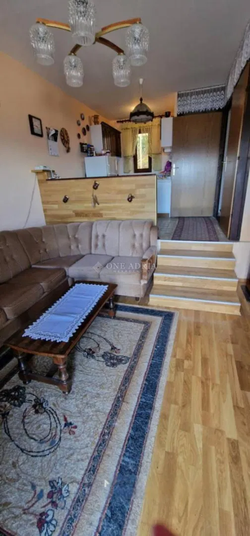 KUĆA U NIZU, BLIZINA MORA!! – 2