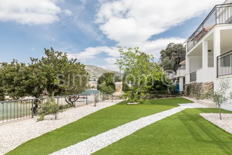 Newly renovated house in the first row to the sea, Trogir – 2