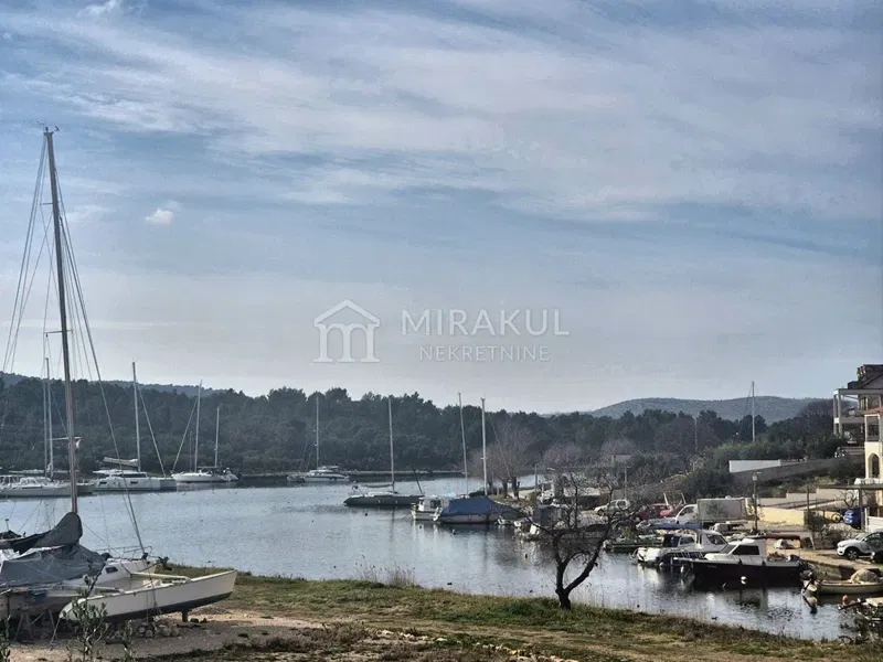 Ingatlan Bilice, Építési telek egy tó közelében Sibenik mellett – 2