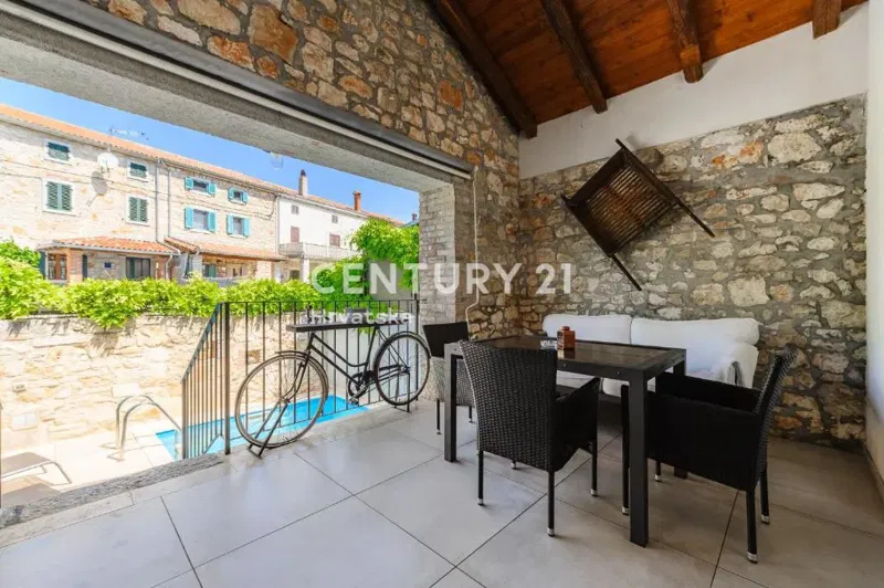 POREČ, VENDESI CASA RISTRUTTURATA CON PISCINA AI MARGINI DELLA PIANURA A SOLI 4 KM DAL MARE – 2