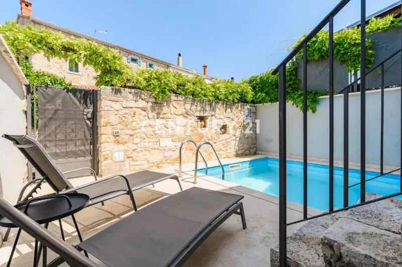 POREČ, VENDESI CASA RISTRUTTURATA CON PISCINA AI MARGINI DELLA PIANURA A SOLI 4 KM DAL MARE – 3
