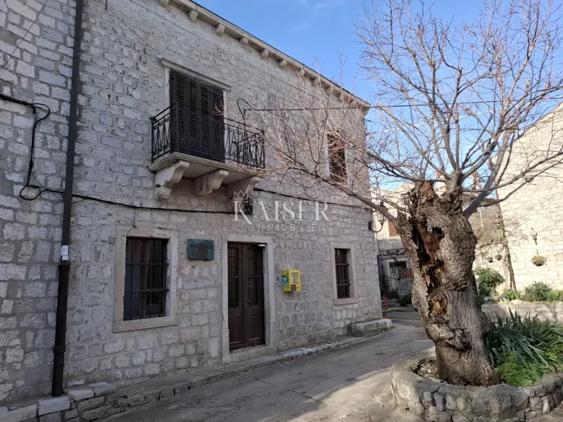 Island of Cres-Lošinj, Osor, three-storey apartment 148 m2 – 2
